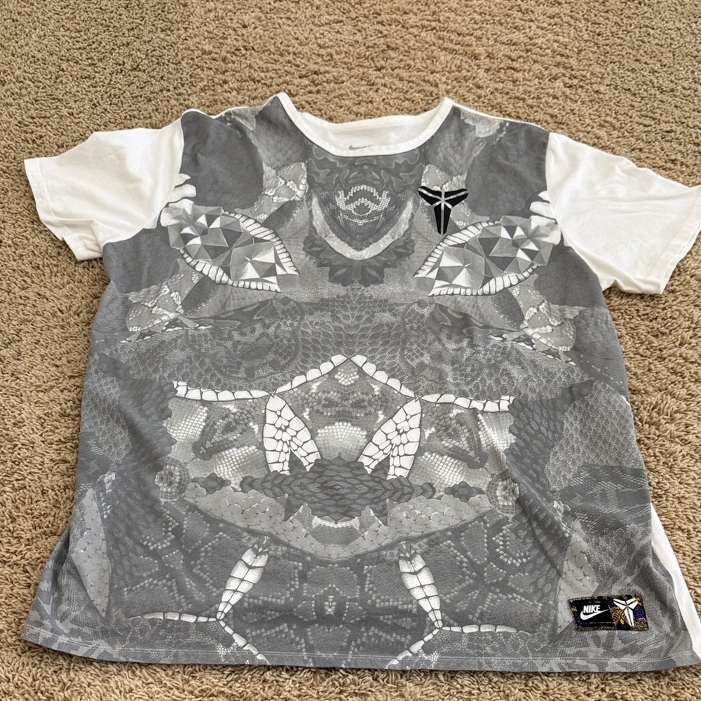 Nike Mens Vintage Reckless Kobe Bryant Basketball Graphic T-shirt, sz XXL